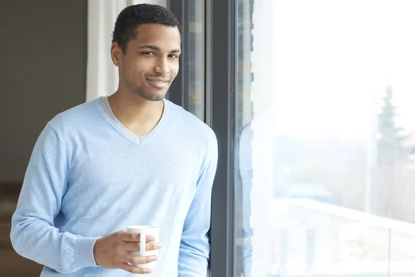 Uomo che beve una tazza di caffè. — Foto Stock