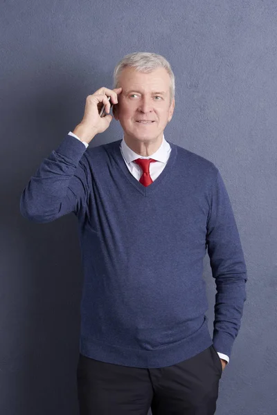 Hombre hablando con alguien por teléfono — Foto de Stock