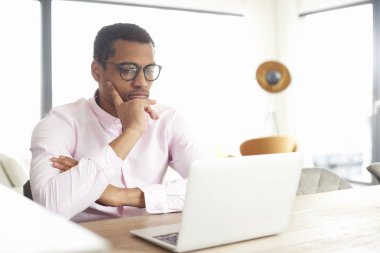 işadamı lapto kullanarak