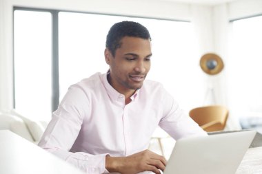 dizüstü bilgisayar kullanan adam