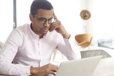 işadamı lapto kullanarak