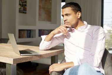  düşünceli oturma sırasında görünen adam