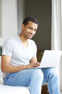 dinlenirken onun laptop kullanan adam