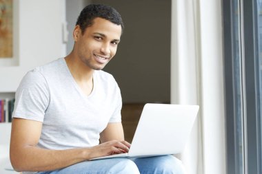 dinlenirken onun laptop kullanan adam