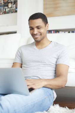 dinlenirken onun laptop kullanan adam