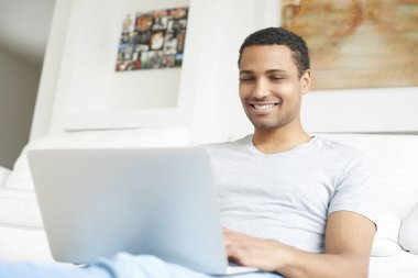  Dizüstü bilgisayarıyla çalışan bir adam.