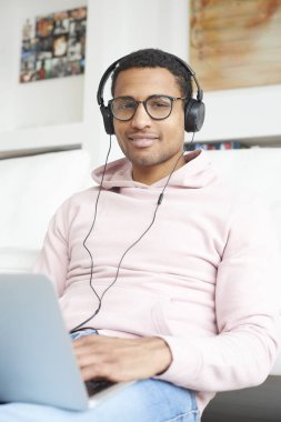  Bilgisayar kullanan adam 