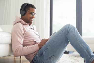 Evde müzik dinleyen bir adam.. 