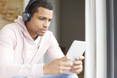 adam müzik tablet ile