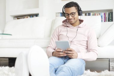 Evde müzik dinleyen bir adam.. 