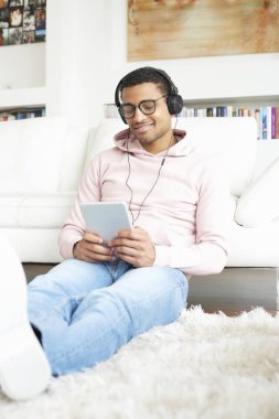 Evde müzik dinleyen bir adam.. 