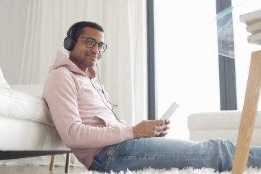 Dijital tablet kullanma ile adam