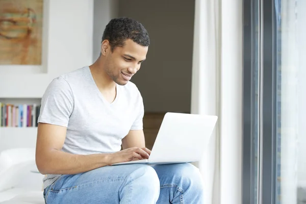 Ember használ a laptop, míg pihentető — Stock Fotó