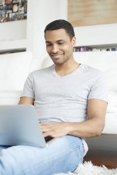 Ember használ a laptop, míg pihentető — Stock Fotó