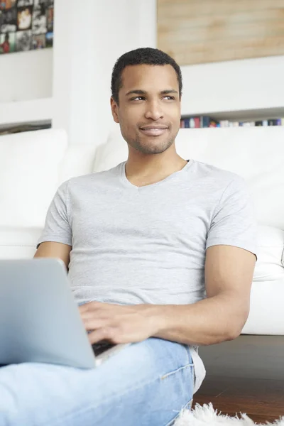 Homem trabalhando em seu laptop — Fotografia de Stock