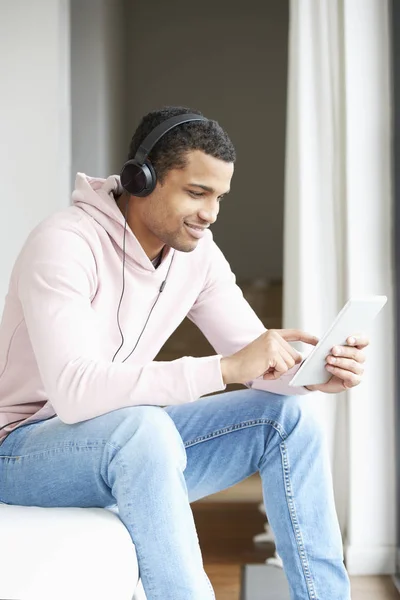 Homme écoutant de la musique à la maison. — Photo