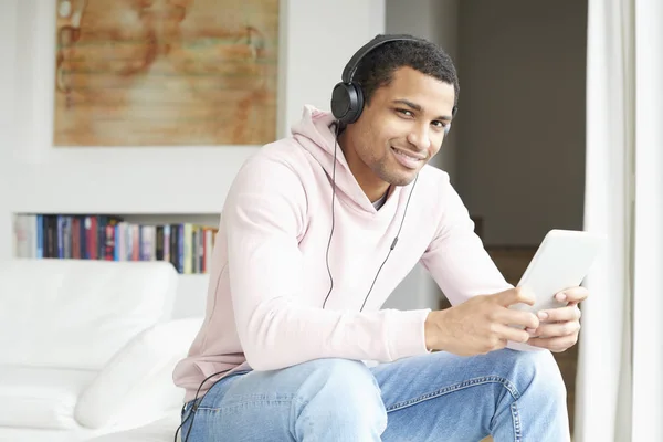 Mann mit Tablet hört Musik — Stockfoto