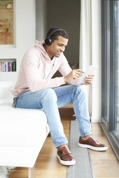Hombre escuchando música en casa. — Foto de Stock