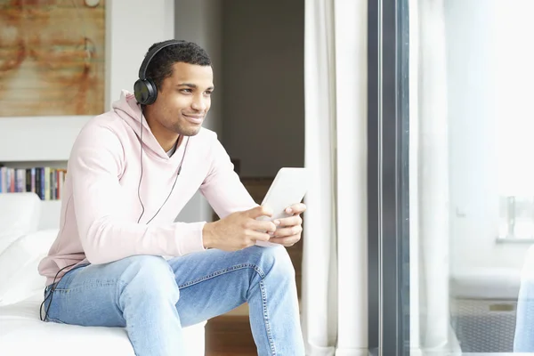 Man met tablet luisteren naar muziek — Stockfoto
