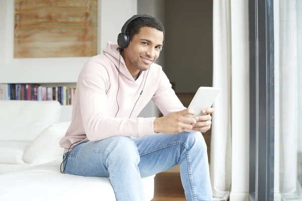 Homme avec tablette écoutant de la musique — Photo