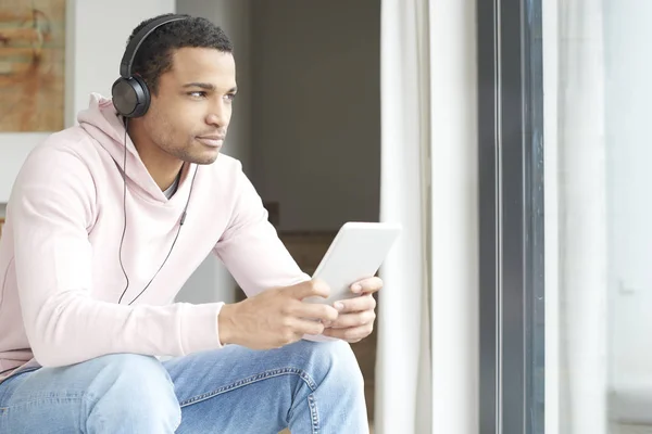 Man luisteren tp muziek — Stockfoto