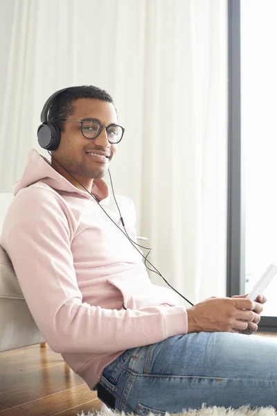 Homme avec l'utilisation de tablette numérique — Photo