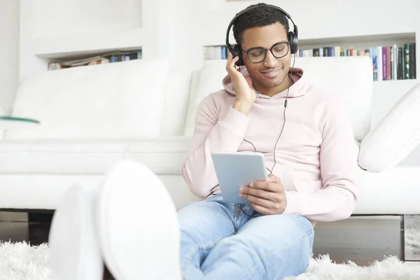 Mann hört zu Hause Musik. — Stockfoto