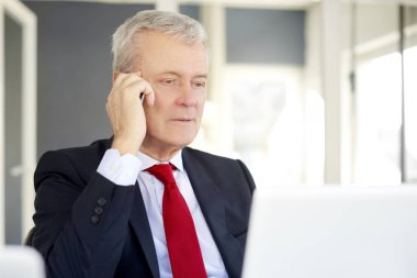 onun cep telefonu konuşurken Yöneticisi