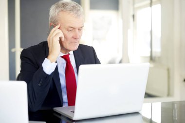 onun cep telefonu konuşurken Yöneticisi