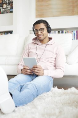  Dijital tablet kullanan genç adam