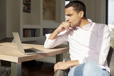  dizüstü bilgisayar kullanan Amerikalı adam 