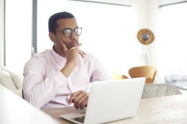 dizüstü bilgisayar kullanan Amerikalı adam