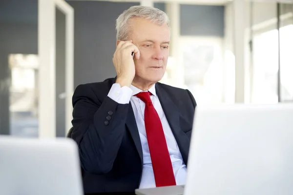 Gerente falando em seu telefone celular — Fotografia de Stock