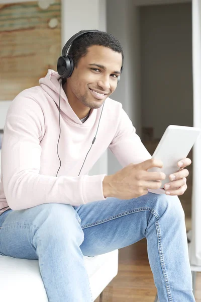 Muž poslouchající hudbu. — Stock fotografie