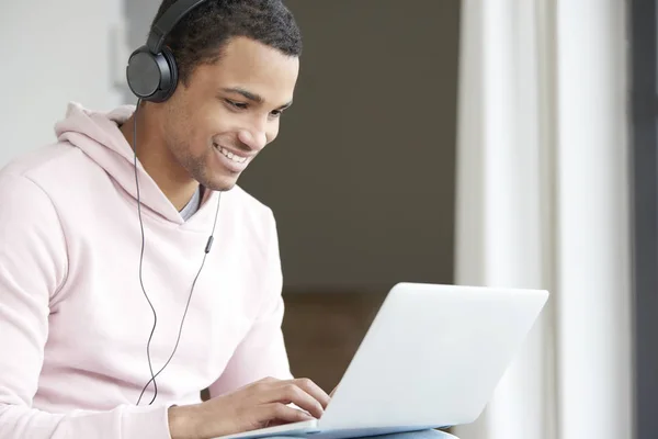 Hombre americano escuchando música — Foto de Stock