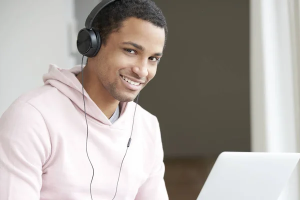 Americano homem ouvindo música — Fotografia de Stock