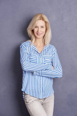 sarışın bir kadın kılığında 