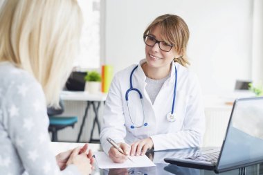  laptop önünde oturan doktor