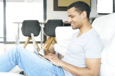  kendi dizüstü kullanan adam