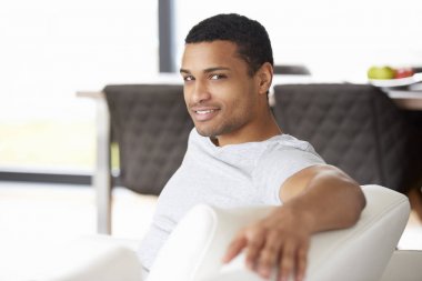  Adam evde kanepede rahatlatıcı