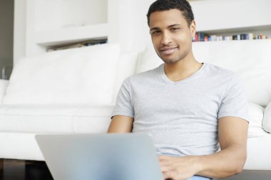 kendi dizüstü kullanan adam 