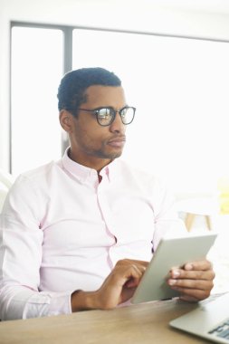 Dijital tablet kullanan adam