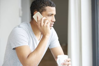 cep telefonuyla konuşan adam 