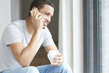 cep telefonuyla konuşan adam 