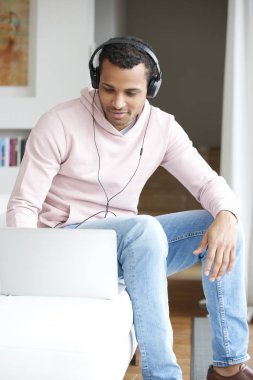 adam rahatlatıcı müzik dinlerken.