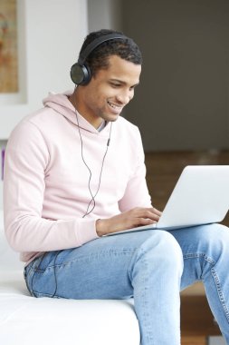 adam rahatlatıcı müzik dinlerken.