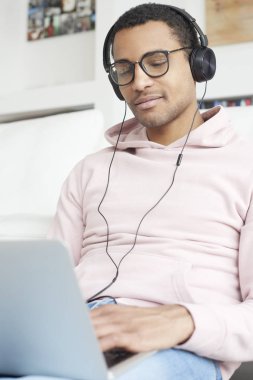  Genç adam dizüstü bilgisayar kullanıyor