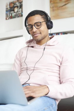  Genç adam dizüstü bilgisayar kullanıyor