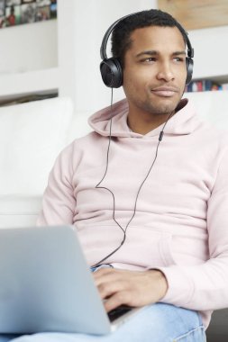  Genç adam dizüstü bilgisayar kullanıyor