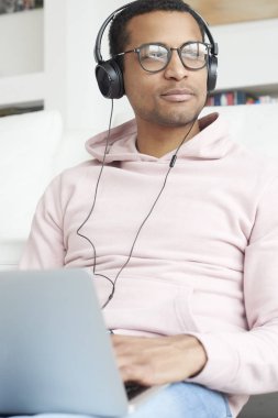  Genç adam dizüstü bilgisayar kullanıyor